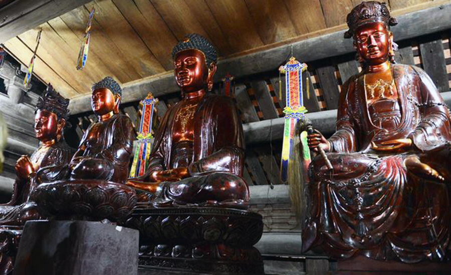 Trung chamber in Thay temple