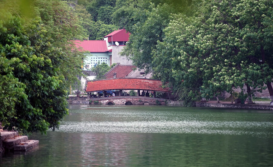 Tiled bridge in Thay Temple