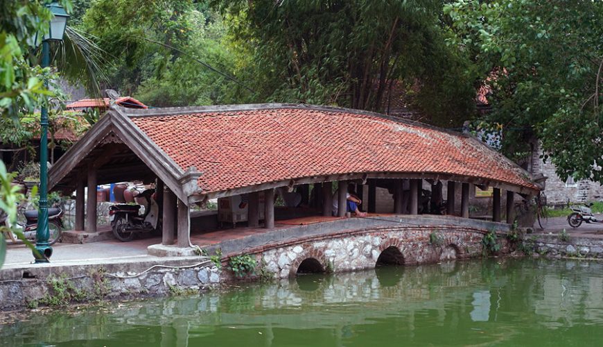 Tiled bridge in Thay Temple