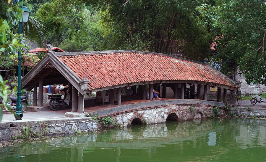 Tiled bridge in Thay Temple