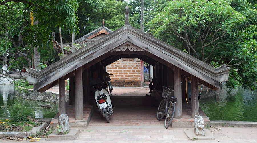 Tiled bridge in Thay Temple