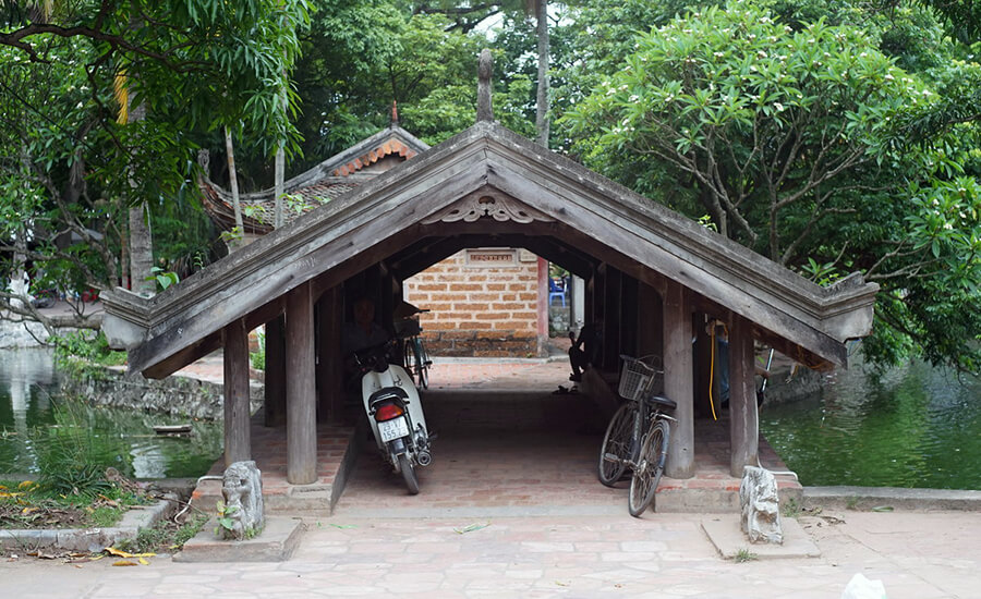 Tiled bridge in Thay Temple