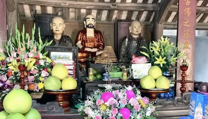 To house in Tay Phuong pagoda
