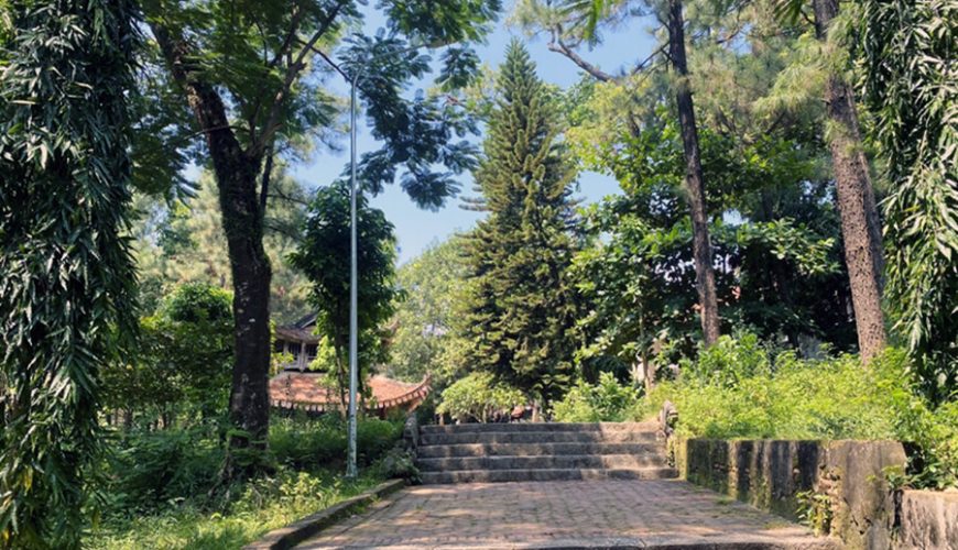 view outside of Tram Gian Pagoda