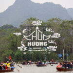 boating to Huong pagoda