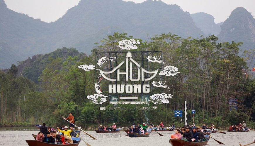 boating to Huong pagoda
