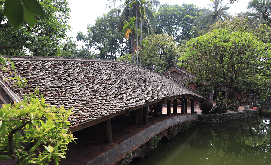 bridge in Thay Temple