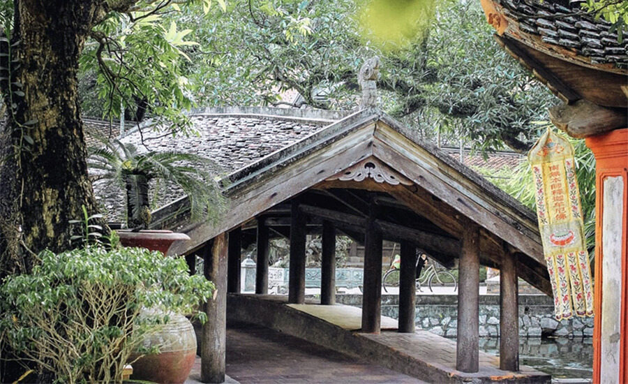 bridge in Thay Temple