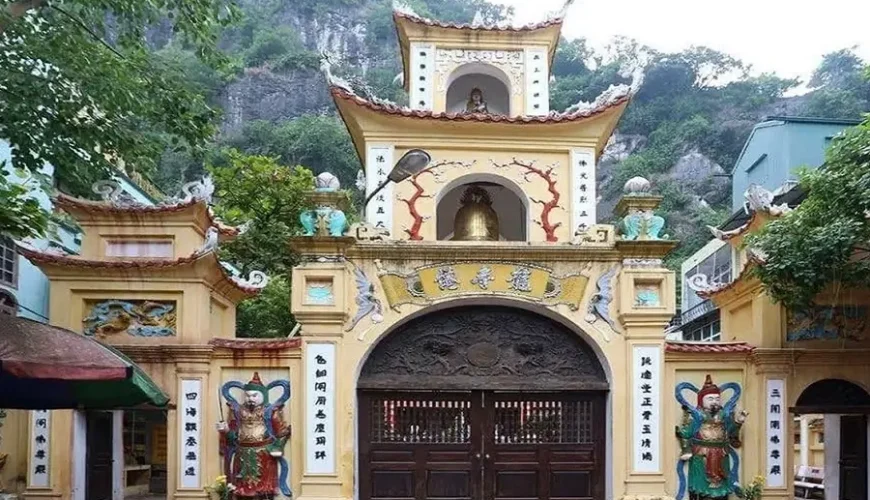 triple gate in Long Tien pagoda