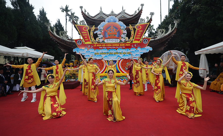 festival in Huong pagoda