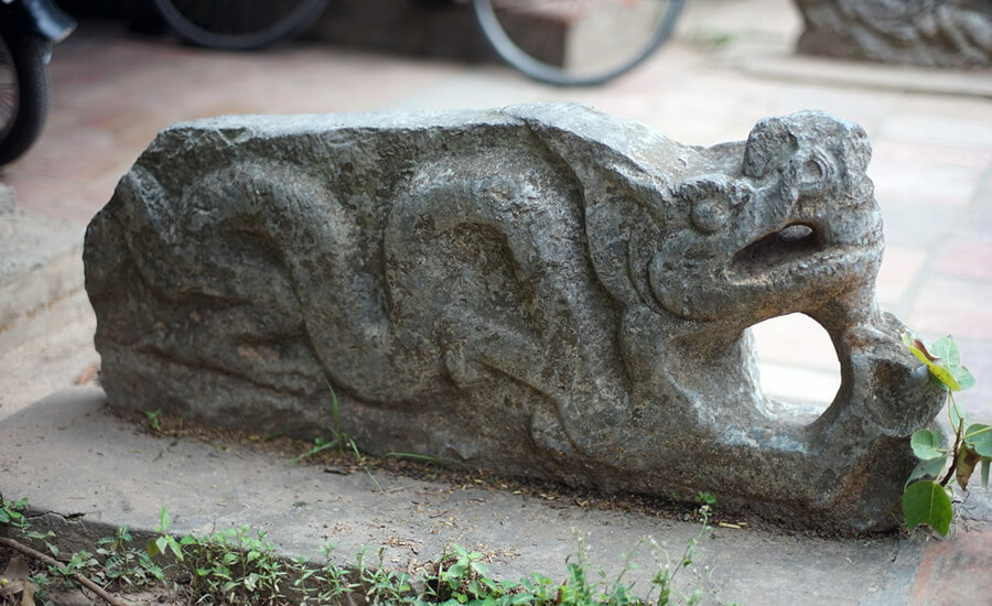 Tiled bridge in Thay Temple