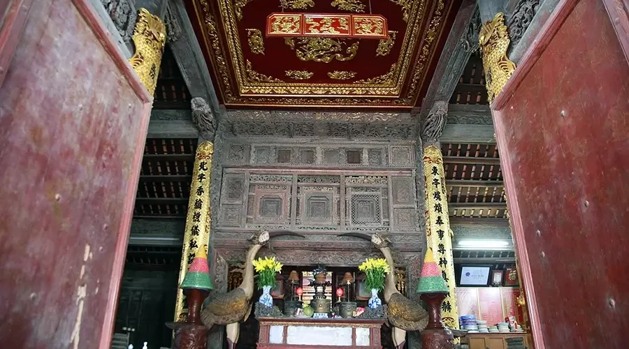 the altar of Dinh Bang Communal House
