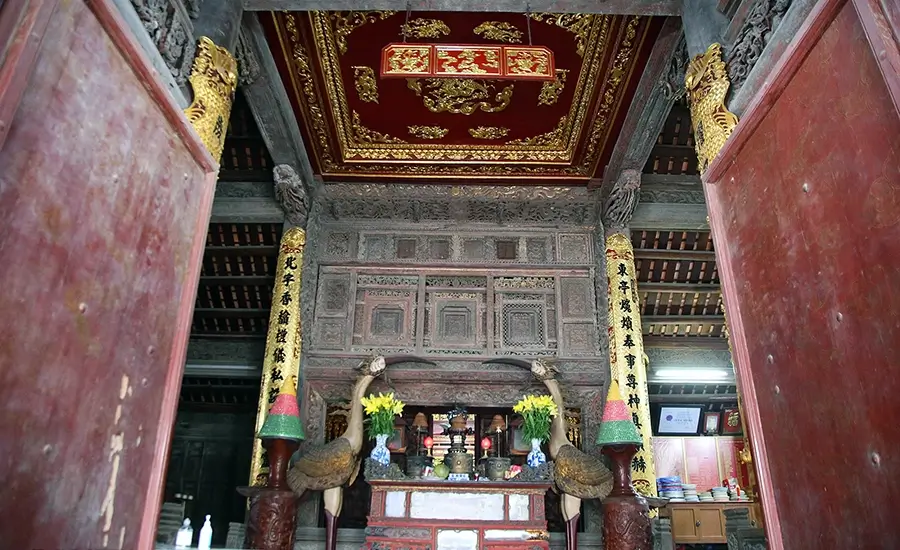 the altar of Dinh Bang Communal House