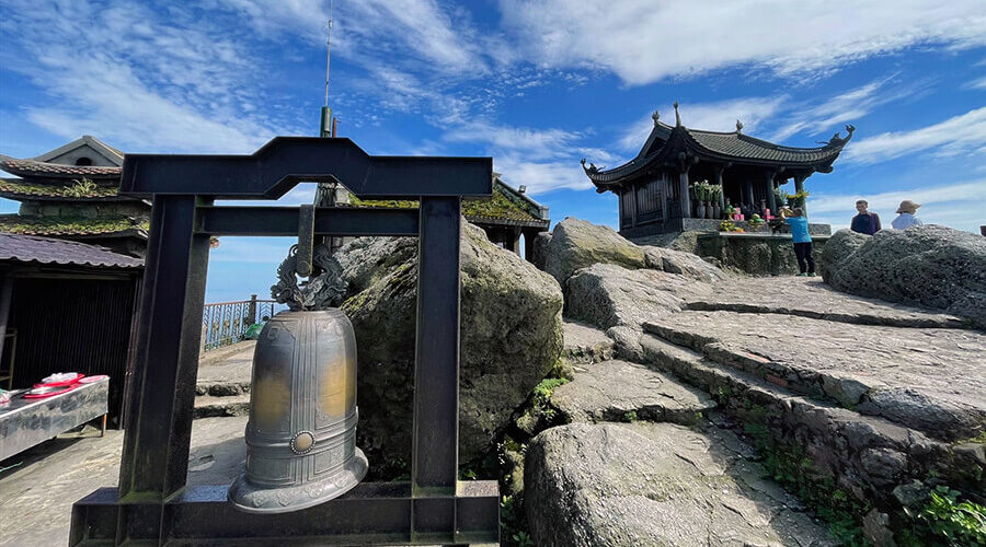 the bell in Dong pagoda