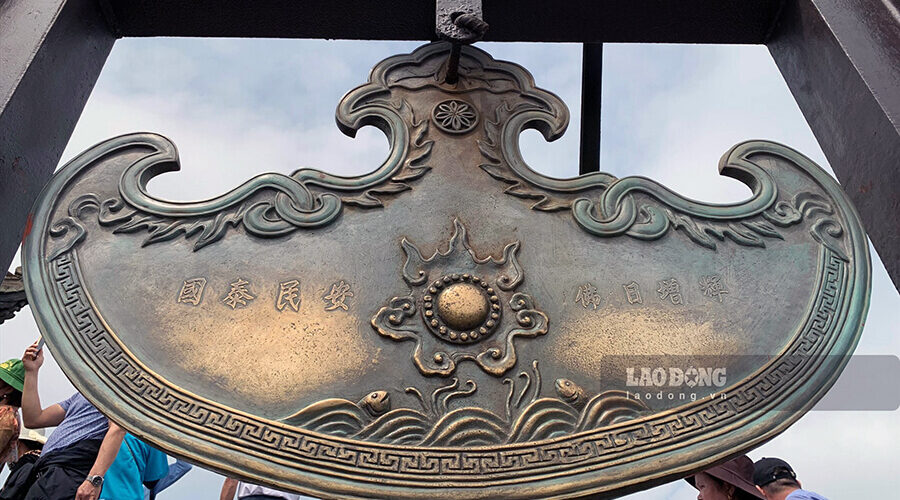 bronze gong in Dong Pagoda