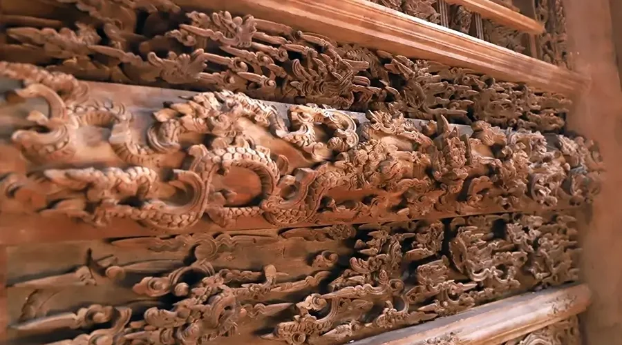 dragon carving in Hang Kenh Communal House