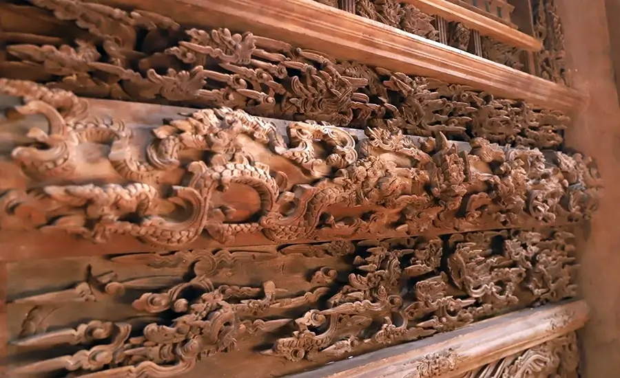 dragon carving in Hang Kenh Communal House