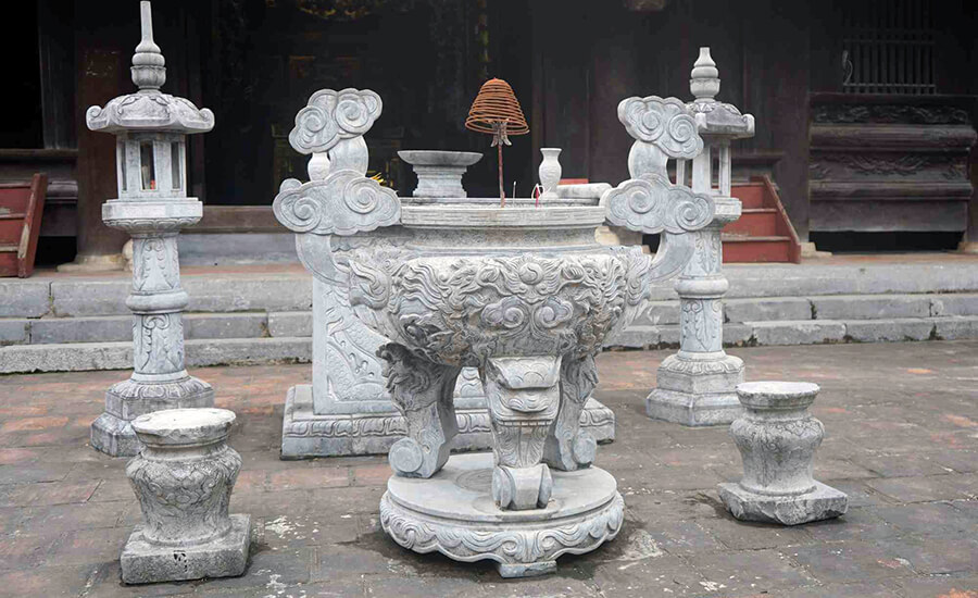 The communal house carved with nearly 400 dragons