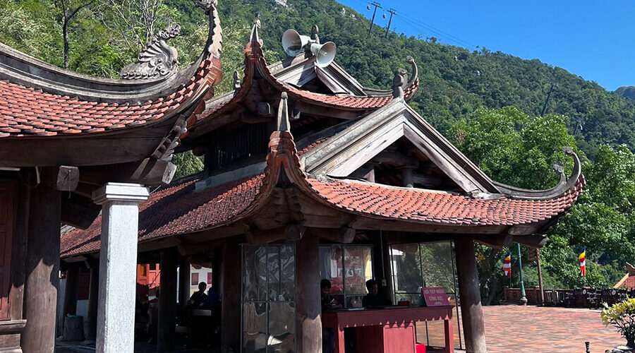 the beauty of Hoa Yen pagoda