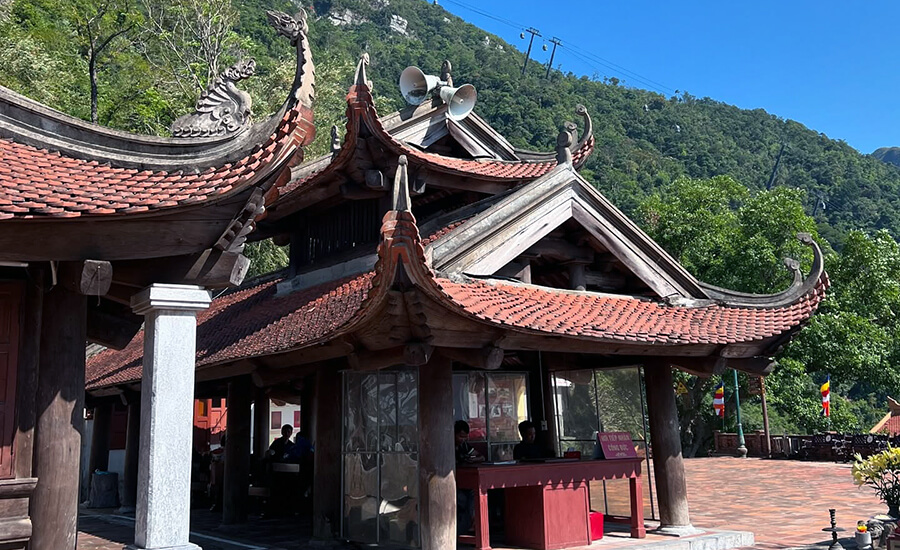 the beauty of Hoa Yen pagoda 