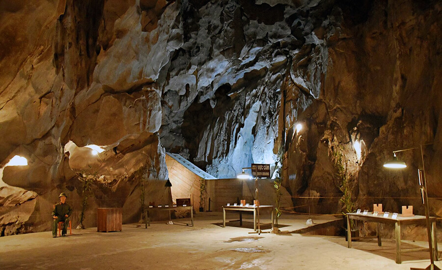 Quan Y cave in Cat Ba