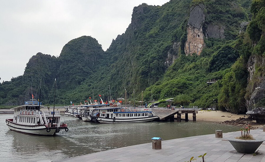 boat to visit Thien Cung grotto