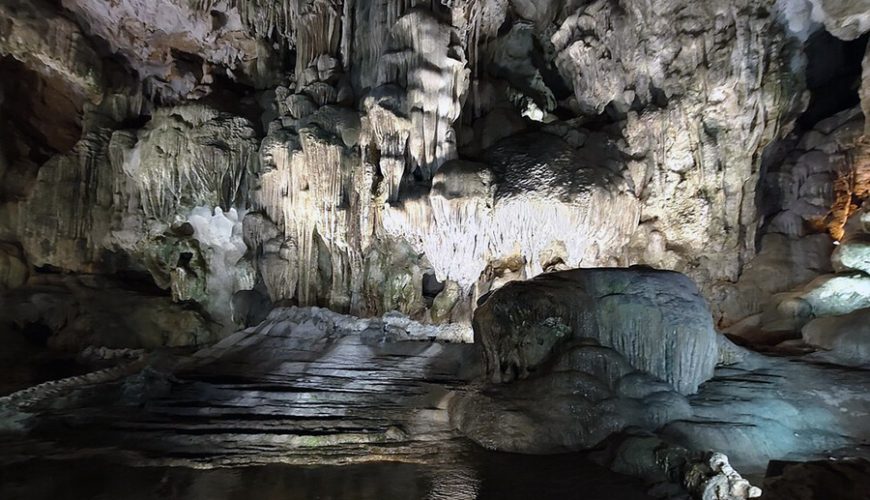 Thien Cung grotto