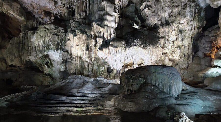 Thien Cung grotto