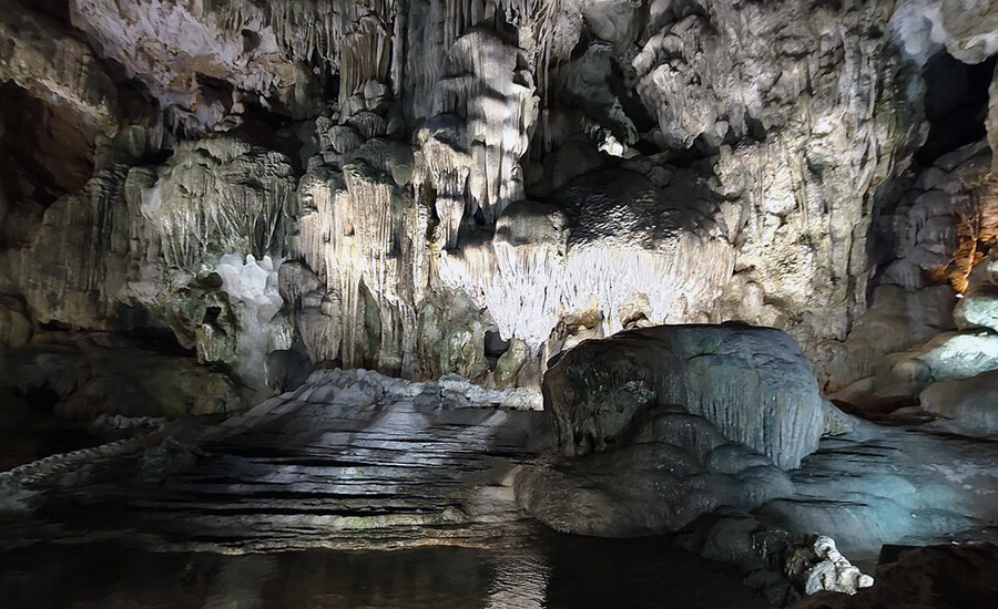 Thien Cung grotto