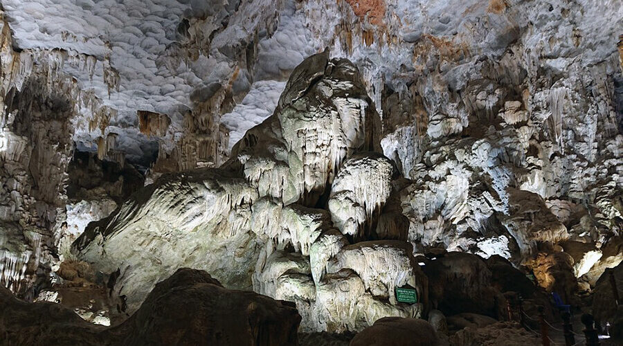 inside Thien Cung grotto
