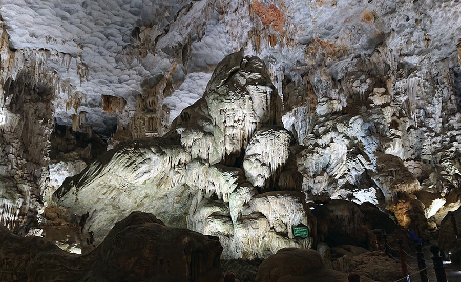 inside Thien Cung grotto