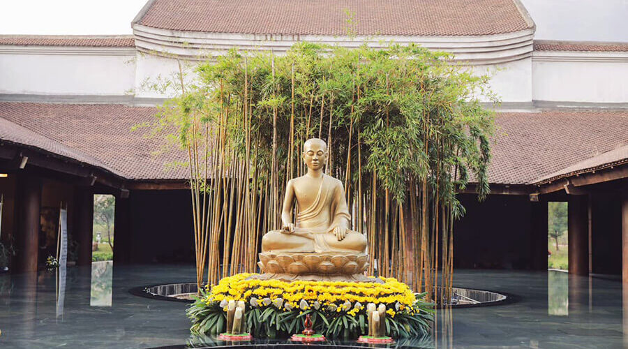 statue of Tran Nhan Tong in Hoa Yen pagoda