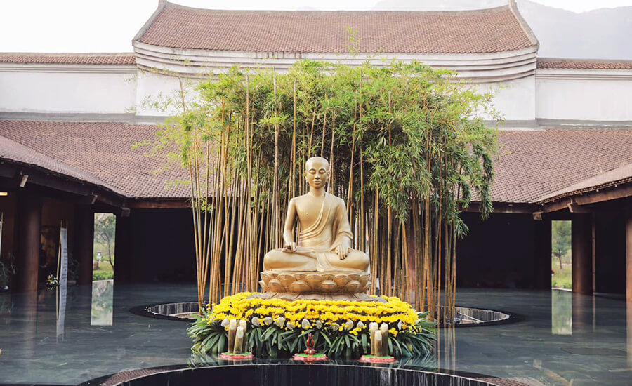 statue of Tran Nhan Tong in Hoa Yen pagoda 