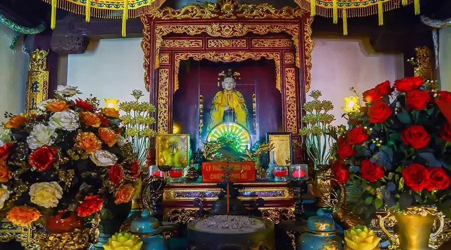 altar of Ly Chieu Hoang in Rong temple