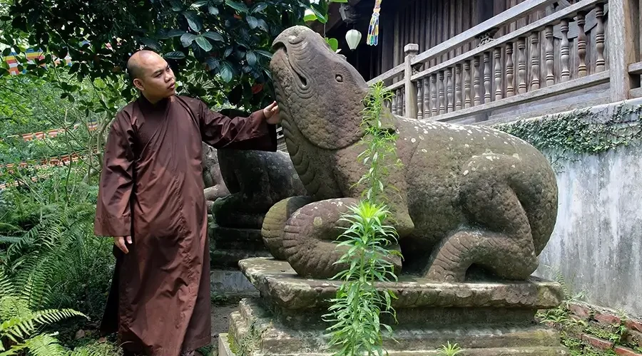 rhinoceros statue