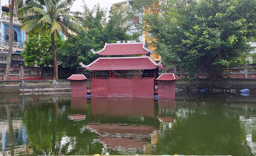 semicircular pond in Hang Kenh Communal House
