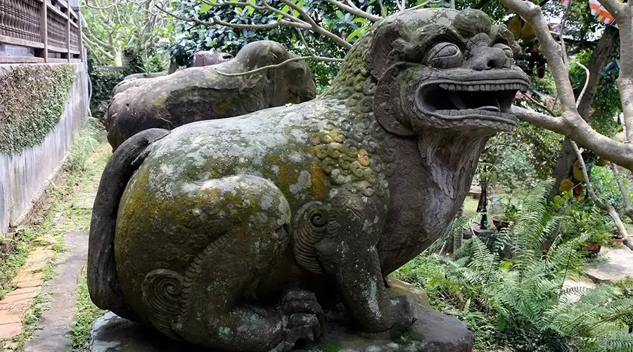 lion statue