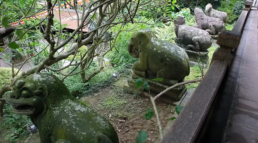 ten stone animal satues