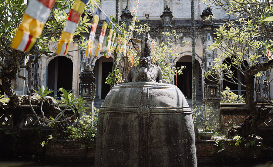 9-ton treasure giant bell in Co Le Pagoda