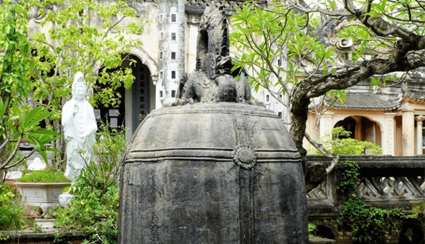 Giant bell in Co Le Pagoda