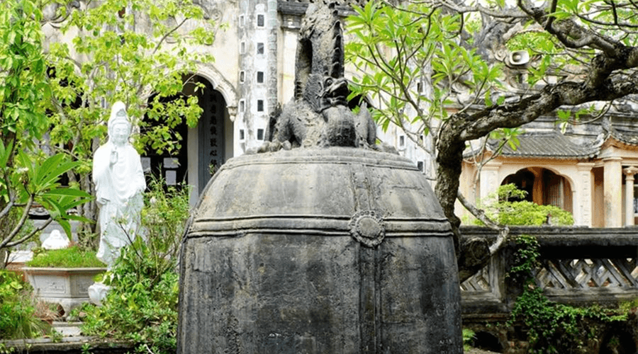Giant bell in Co Le Pagoda