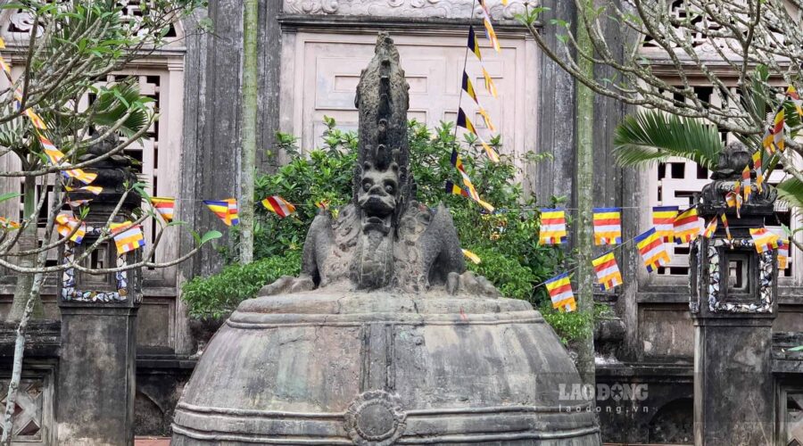 9-ton treasure giant bell in Co Le Pagoda