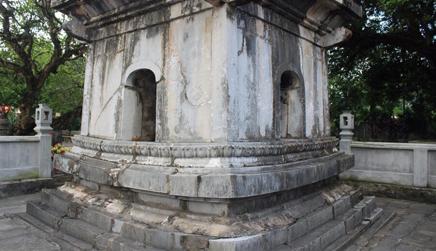 pedestal of Pho Minh tower