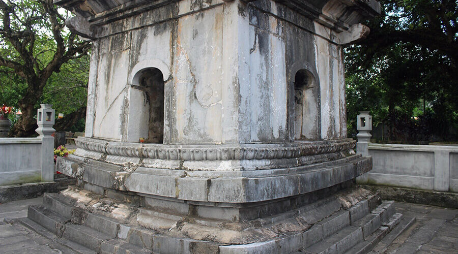 pedestal of Pho Minh tower