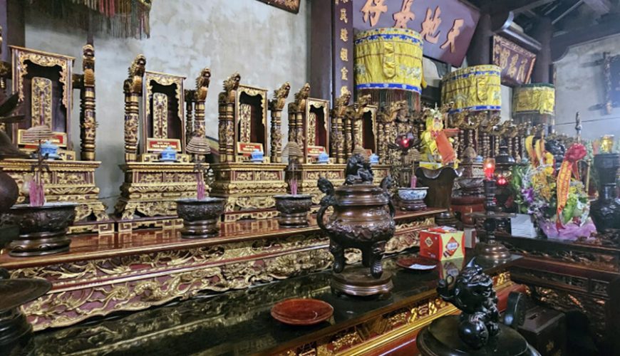 altar in Thien Truong temple