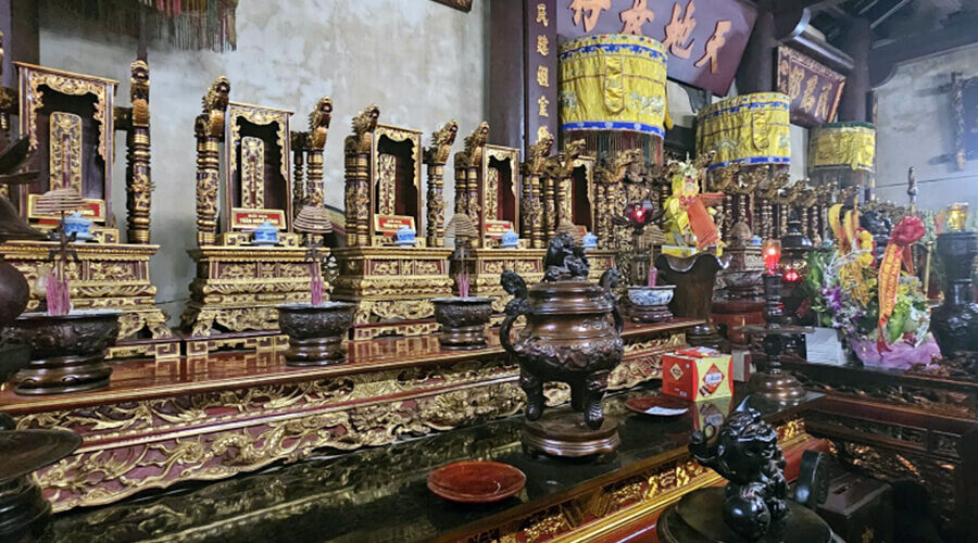 altar in Thien Truong temple