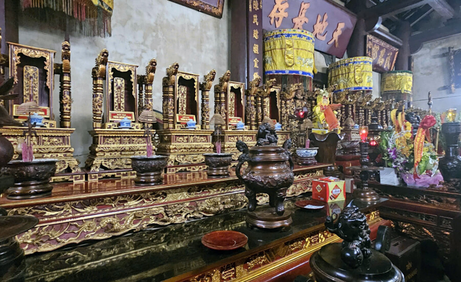altar in Thien Truong temple