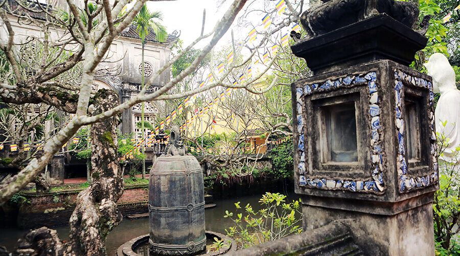 9-ton treasure giant bell in Co Le Pagoda