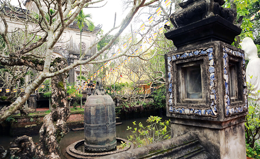 9-ton treasure giant bell in Co Le Pagoda