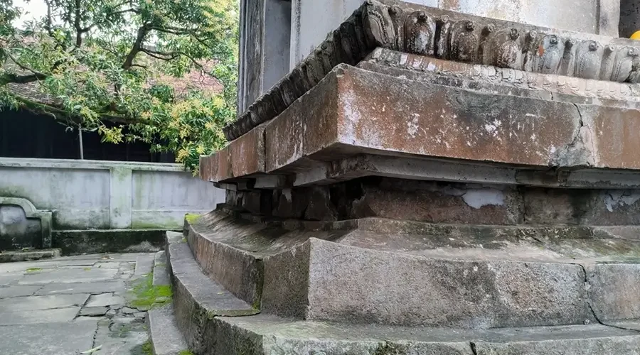 pedestal of Pho Minh tower